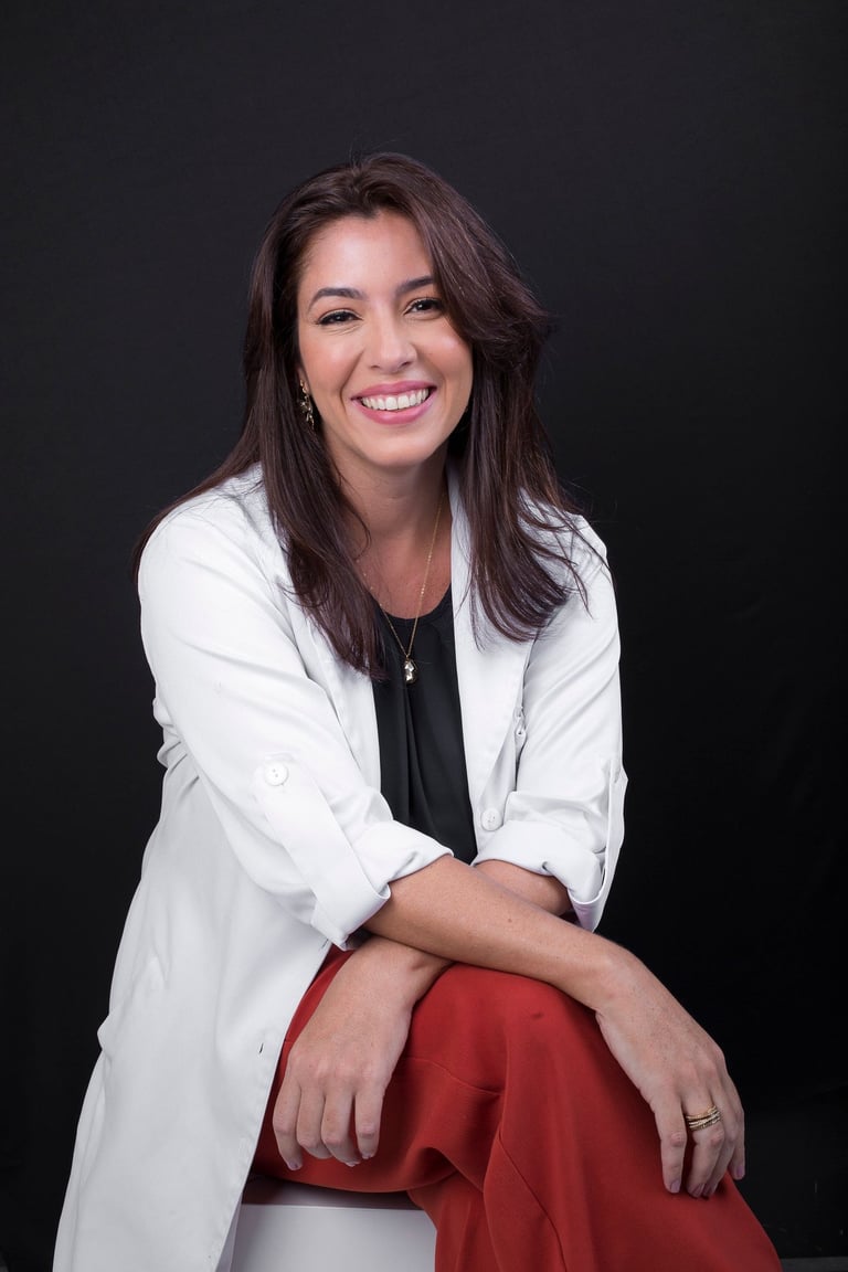 Professional headshot of Dra Luciana Sendra - Oftalmologista e Cirurgiã Plástica Ocular